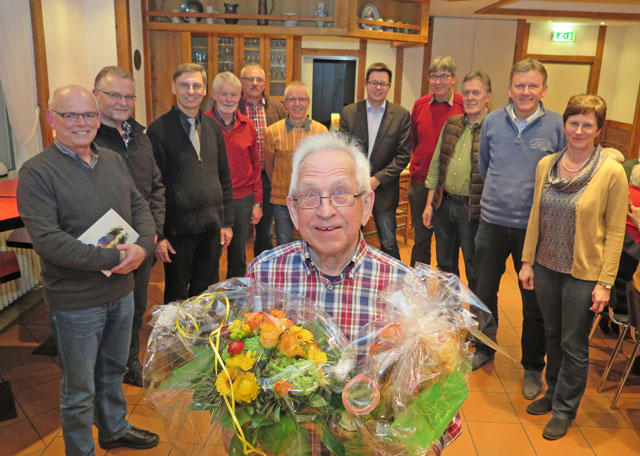 Nach 16-jähriger Tätigkeit als Vorsitzender des „Verein Kolping-Begegnungsstätte e.V.“ wurde der 84-jährige Martin Schürmann am Mittwochabend verabschiedet. Herbert Loges (vorne links) ist sein Nachfolger. Foto: Helmut  Scheffler