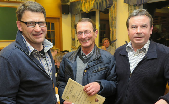 Vorsitzender Gerd Rusch (r.) und Geschäftsführer Volker Rademacher (l.) ehrten Egbert Schult-Heidkamp (Mitte) für 25-jährige Vereinszugehörigkeit. Foto Scheffler