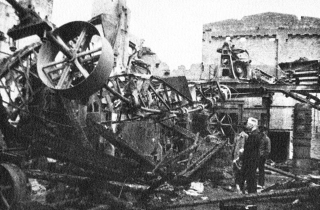Am 22. März wurden Teile der Dachziegelwerke in Schutt und Asche gelegt. Zerstört wurde auch der Blauofen, der den Brand vom 16. Juli 1941 überstanden hatte. Repro: Helmut  Scheffler