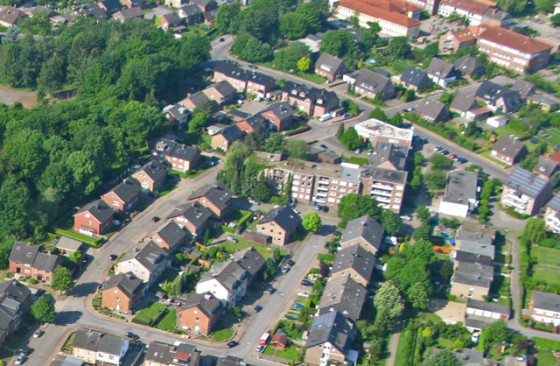 Das Luftbild zeigt in der linken oberen Hälfte den Bereich, in dem die nachbarschaft Kilianstraße-Süd ihr Pilot-Projekt "Kilians-Stift Altschermbeck" verwirklichen möchte. Luftbild: Helmut Scheffler