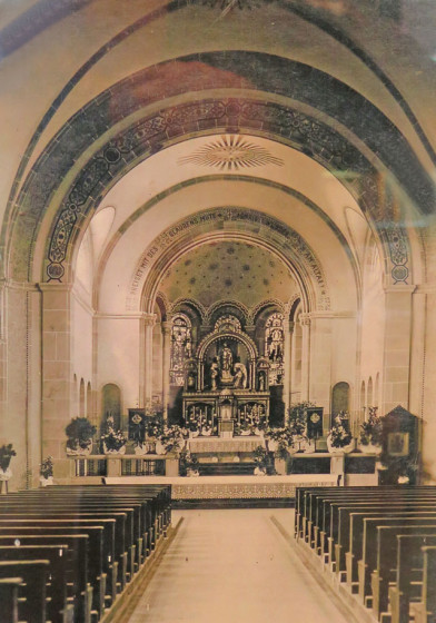 Das Foto zeigt das Innere der Ludgeruskirche mit dem Hochaltar. Zwischen dem 19. November 1949 und dem 27. Dezember 1954, als Heinrich Gerdemann Pfarrer in der Ludgerusgemeinde war, wurde der obere Aufbau des Hochaltars entfernt. Repro Scheffler