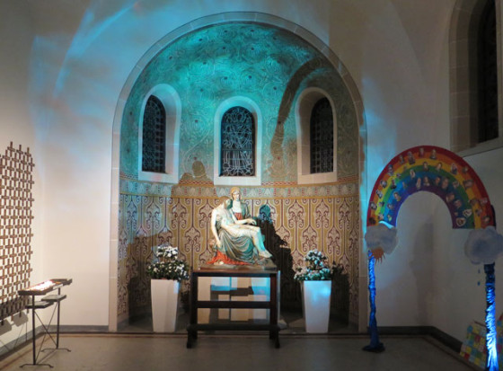 Auch die Pieta in einer Nische mit ornamentalen Wandfresken zeigte sich den Besuchern im Rahmen der Licht-Klang-Installation ganz anders als gewohnt. Foto Scheffler