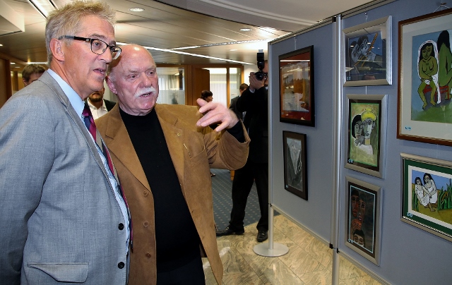 Rainer Schwarz, Vorstand Volksbank Schermbeck (li.)  und Maler Heinz Baxmann  bei der Ausstellungseröffnung 