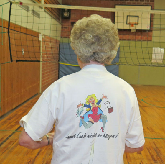 Das T-Shirt, welches hedwig Wolters zum 70. Geburtstag erhielt, erinnert an ihren Leitspruch "Lass dich nicht so hängen!" Foto: helmut Scheffler
