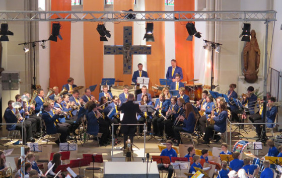 Mehr als 90 Musiker dreier Gruppen der Blaskapelle „Einklang“ begeisterten am Sonntag in der Ludgeruskirche mit ihrem Konzert etwa 400 Besucher. RP-Foto Scheffler
