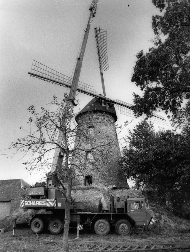Am 6. Oktober 1983 erhielt die Dammer Windmühle wieder Flügel. Foto: Helmut Scheffler