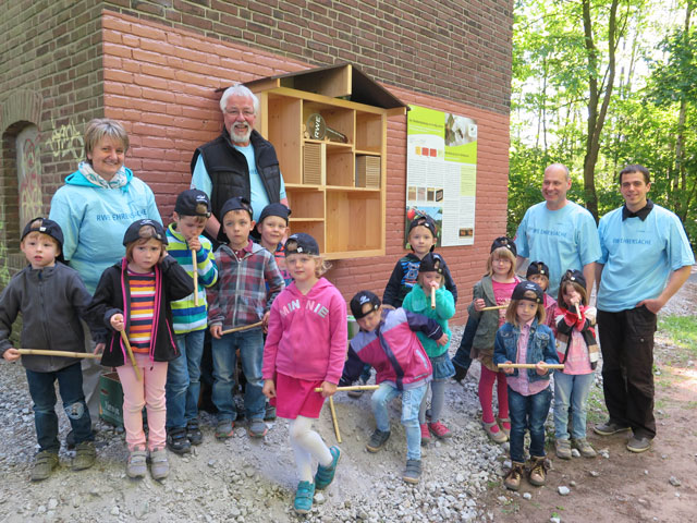 Die Kinder der KiTa in der Kempkesstege halfen Martin Splitt (2.v.r) bei der Einrichtung des Bienenhotels, dessen finanzielle Förderung Dieter Kloß (hinten 2.v.l.) sicherstellte. RN-Foto Scheffler