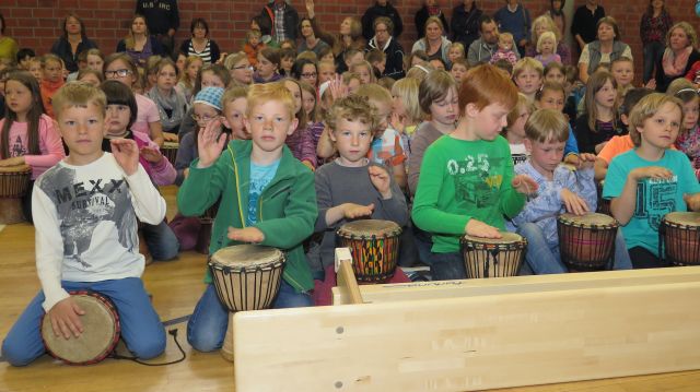 Trommeln, Tanzen und Singen standen heute im Mittelpunkt eines Trommel-Projektes an der Schermbecker Gemeinschaftsgrundschule. Foto: Helmut Scheffler