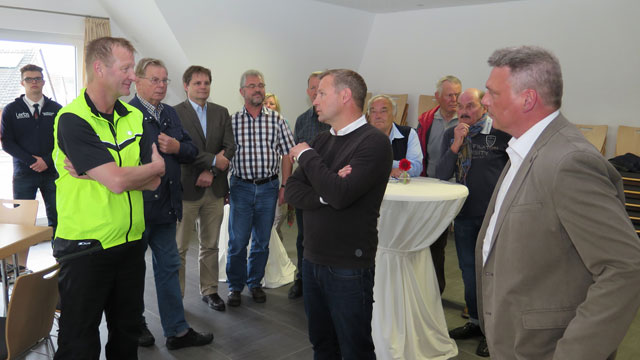 Bürgermeister Mike Rexforth und der Trägervereins-Vorsitzende Wolfgang Paul stellten dem Minister Ralf Jäger heute das Dorfgemeinschaftshaus in Altschermbeck vor. Foto Scheffler