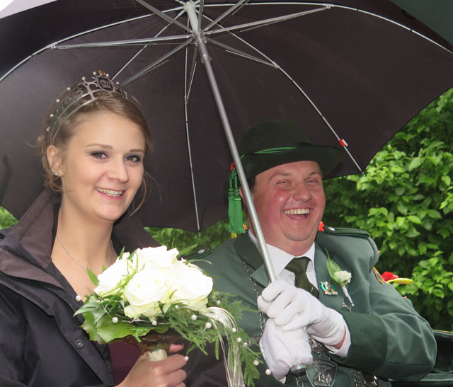 Dann setzte der Regen ein. Kein Problem für die Majestäten Florian Schleicher und Karina Neuenhoff, denn für sie gab es ja Schirme. Foto: Helmut Scheffler