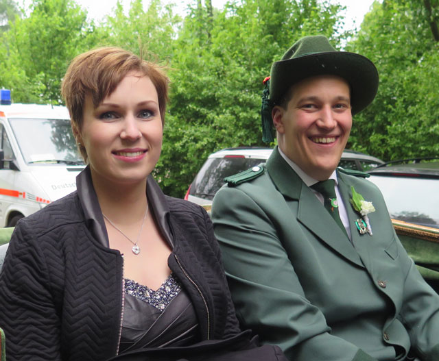 Auch das Hofpaar Steffen Kok und Karolin Groß-Fengels freute sich auf die Fahrt durch Damm. Foto: Helmut Scheffler