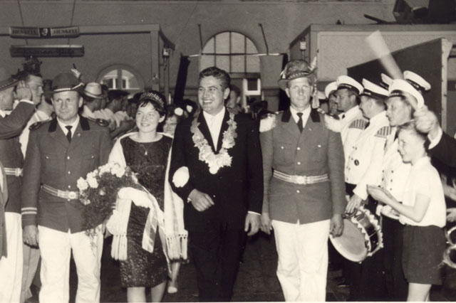 Schützenfest 1965: Schriftführer Hans Heckermann (l.) und Königsadjutant Reinhard Großblotekamp (r.) begleiteten das Königspaar Willi Sander und Liesel Schürmann in den Saal Schult auf dem Kamp. Repro Scheffler