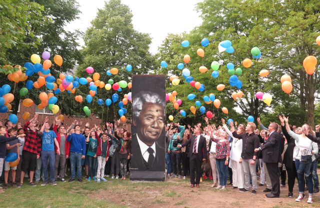 Nach der Enthüllung des Mauerstückes mit dem Bildnis Nelson Mandelas ließen die Schüler gestern farbige Luftballons aufsteigen. Foto: Helmut Scheffler