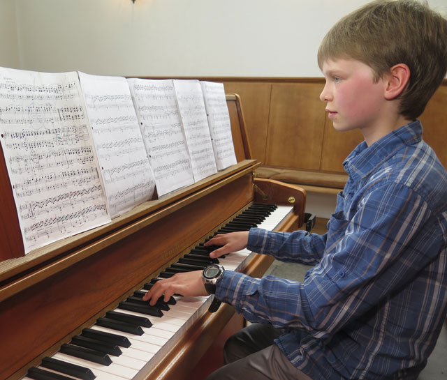 Der zwölfjährige Samuel Hilbricht eröffnete den musikalischen Reigen mit Franz Schuberst „Impromptu As-Dur“. Foto: Helmut Scheffler