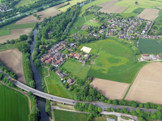 Der Hünxer ortsteil Krudenburg am 22. Mai 2015. Bite das Luftbild anklicken. Luftbild: Helmut Scheffler