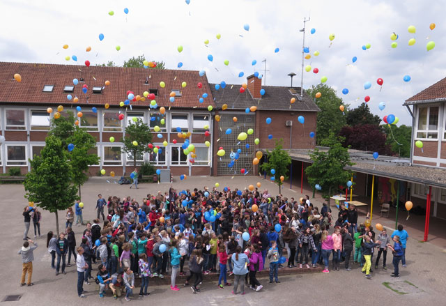 Jungen und Mädchen der Schermbecker Gesamtschule beteiligten sich mit einer Luftballonaktion am Welt-Nichtrauchertag, der von der Weltgesundheitsorganisation (WHO) 1993 ins Leben gerufen wurde. Foto: Helmut Scheffler