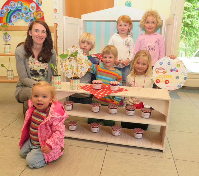 Marmelade und bemalte Unterlagen boten die Kinder beim Tag der offenen Tür zum Verkauf an. Die neue Leiterin Svenja Kelch (l.) freute sich über die zahlreichen Gespräche mit den Besuchern. Foto: Helmut Scheffler