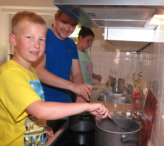Im Jugendkeller wurde eine schwedische Blaubeersuppe mit Grießklößchen und Zimtschnecken gekocht. Foto: Helmut Scheffler
