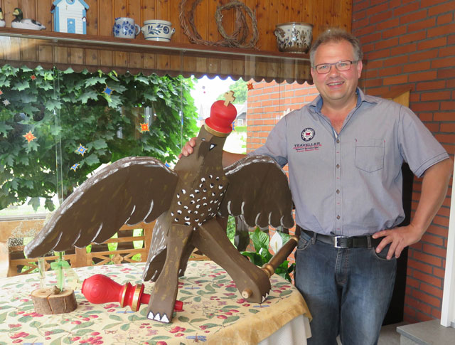 Der Hinteruefter Werner Steinkamp baut seit 2004 die Vögel für die Kiliangilde Altschermbeck. Foto: Helmut Scheffler