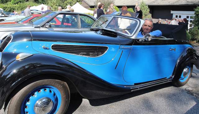 Stolzer Besitzer eines BMW 327 Cabriolet aus dem Jahre  1941 ist der Remscheider Klaus Picard