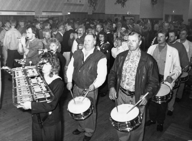 Eine Woche nach den Altschermbecker Kilianern traten im Juli 1990 auch die Schermbecker Kilianer zur Vorfeier im Saal Overkämping an. Mit dem Marsch „Die weite Welt“ marschierte das Schermbecker Tambourkorps unter Leitung von Heiner Overkämping in den eng