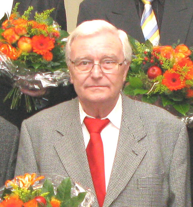 Im Oktober 2009 wurde er nach 20-jähriger Ratsmitgliedschaft