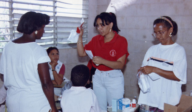 Angesichts der schlechten staatlichen Gesundheitsfürsorge in San Cristóbal leistet die mit Schermbecker Spenden mitfinanzierte Gesundheitsstation für die Bevölkerung unschätzbare Dienste. 1996 entstand diese Aufnahme. Archivfoto: Maria Lessmann