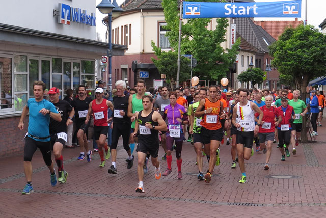 Um 10 Uhr starteten 245 Läufer an der Volksbank zum 25. Halbmarathon der Leichtathletikabteilung des SV Schermbeck. Foto: Helmut Scheffler