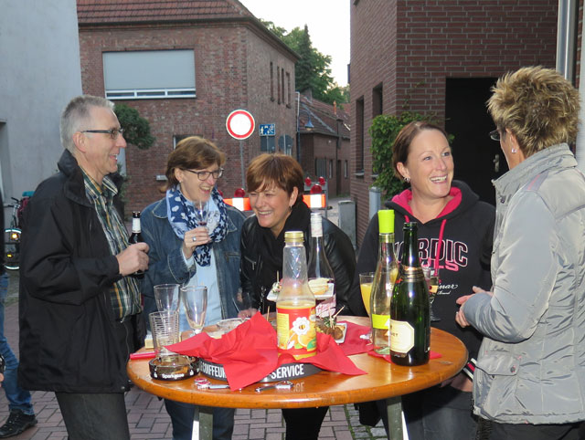 Auch vor dem Frisörgeschäft Claudia Wenzel stand eien Gruppe von Besuchern, um miteinander zu plaudern. Foto: Helmut Scheffler