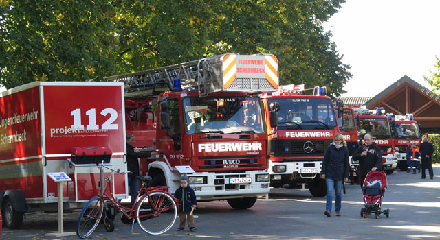 Auf dem Parkplatz vor der Friedhofshalle konnte der große Fuhrpark der freiwilligen Feuerwehr Schermbeck besichtigt werden. Foto: Helmut Scheffler