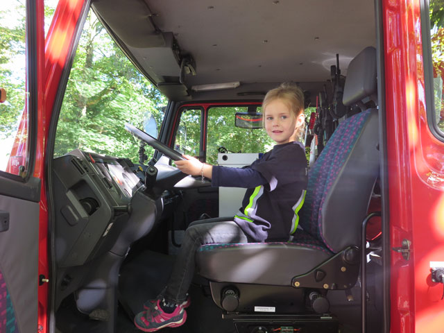 Die fünfjährige Miriam Tenter durfte am Lenkrad eines LF 8/6 sitzen. Foto: Helmut Scheffler