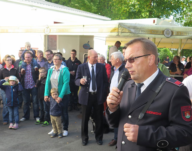 Der stellvertretende Gahlener Löschzugführer Joachim Huld erläuterte den Besuchern den Einsatz der Drehleiter. Fotto: Helmut Scheffler