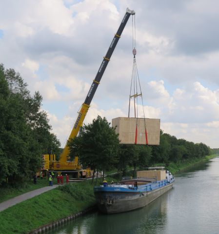 Am Wesel-Datteln-Kanal wurden die beiden schwergewichtigen Wärmetauscher der Schermbecker Firma „Martin Busch & Sohn, Behälter- und Apparatebau“ verladen. Foto: Helmut Scheffler