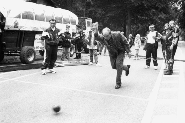 Im September 1995 wurde die Vereinsmeisterschaft des Boßelclubs noch auf der Freudenbergstraße ausgetragen. Foto: Helmut Scheffler