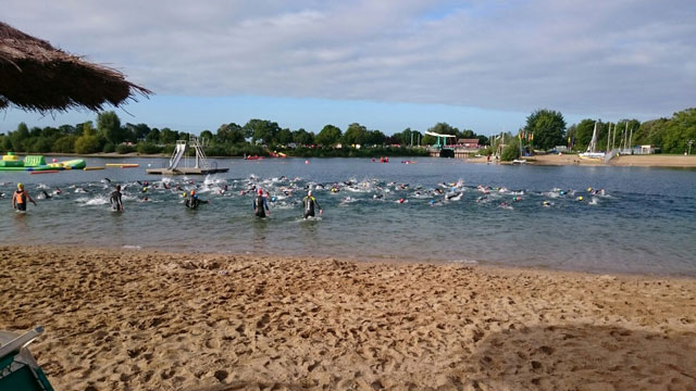 Das Foto zeigt den Schwimmstart beim Triathlon in Xanten.