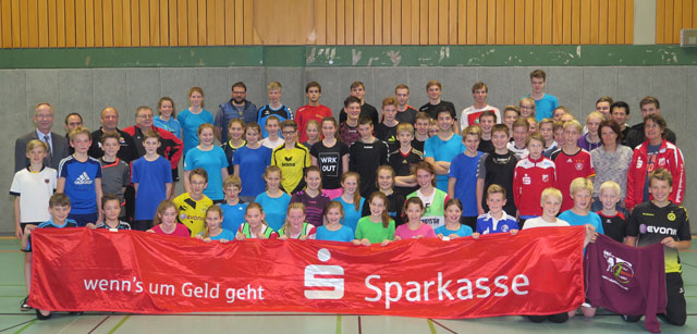 Die teilnehmer am 15. Trainingscamp der handballabteilung des SV Schermbeck dankten der verbands-Sparkasse, die 2000 Euro gesponsert hatte. Foto: helmut Scheffler
