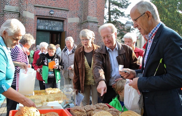Rosinen- und Bauernbrot sowie frischer Kuchen für den Sonntagkaffee waren heißbegehrt und wechselten nach dem Gottesdiensten auch in Erle vor der Silvesterkirche schnell den Besitzer.