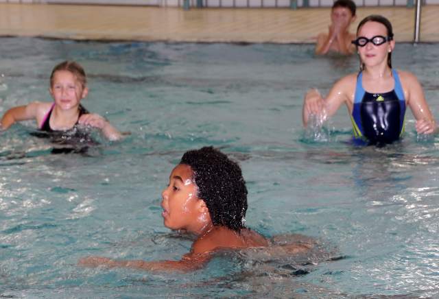 Der achtjährige Noah kommt extra aus Köln, um in den Ferien seine Schwimmleistung zu verbessern