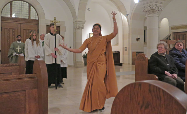 Eine Tänzerin geleitete die Messdiener und Zelebranten zum Altar der Ludgeruskirche. Foto: Helmut Scheffler