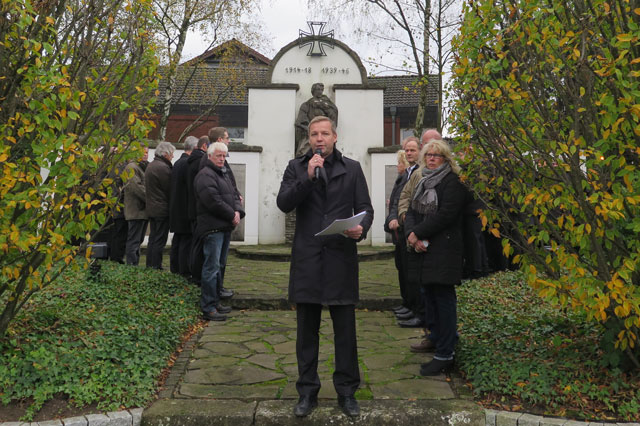 In Altschermbeck gedachte Bürgermeister Mike Rexforth am gestrigen Volkstrauertag der Opfer von Kriegen und Gewalt. Foto: Helmut Scheffler
