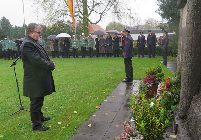 Am Gahlener Ehrenmal legte der stellvertretende Bürgermeister Michael Fastring nach seiner Gedenkrede einen Kranz nieder. Foto: Helmut Scheffler