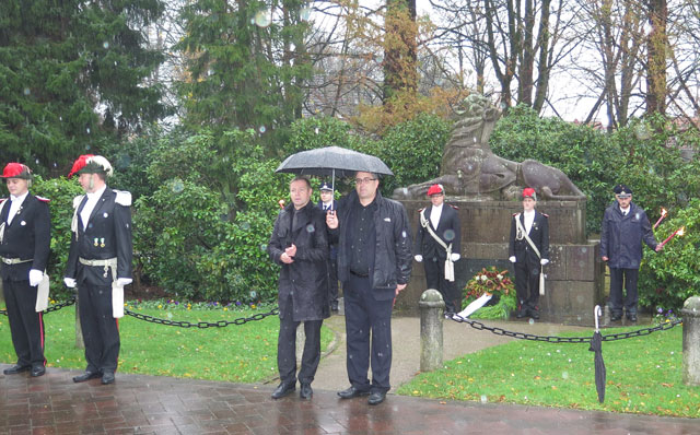 Am Schermbecker Ehrenmal gedachte Bürgermeister Mike Rexforth der Opfer von Kriegen und Gewalt. Foto: Helmut Scheffler