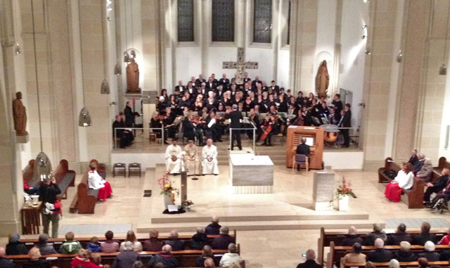 Am Ende des Kirchenjahres  sang der um Gastsänger verstärkte Kirchenchor "Cäcilia" Luigi Gattis "Schöpfungsmesse". Foto: Karl-Dieter Warich