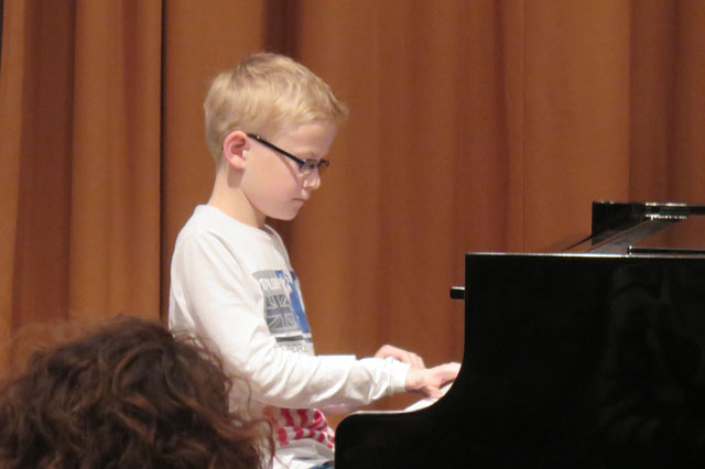 Luca Wehling am Klavier. Foto: Helmut Scheffler