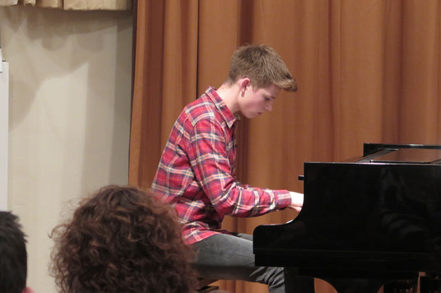 Lucas Rey am Klavier. Foto: Helmut Scheffler