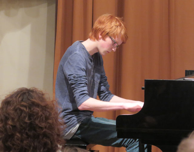 Simon Bohnen am Klavier. Foto: Helmut Scheffler