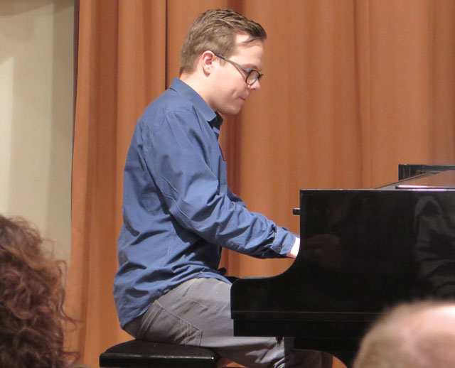 Tobias Seidel am Klavier. Foto: Helmut Scheffler