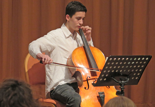 Dariush Nashir am Cello. Foto: Helmut Scheffler