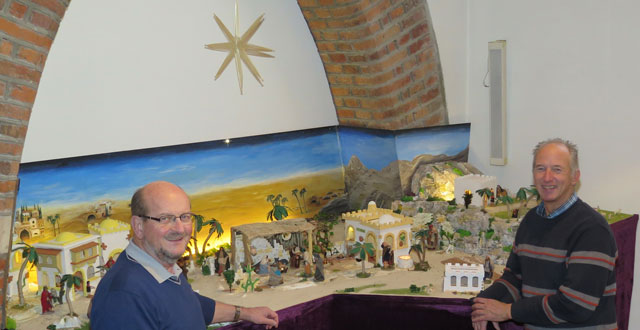 Horst Schmitter (l.) und Kurt Gerwien (r.) haben die große orientalische Krippenlandschaft in der Georgskirche erstellt. Foto: Helmut Scheffler