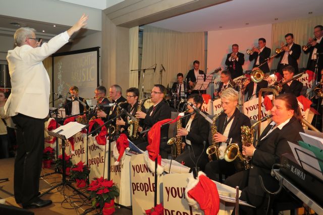 Als rechtes Heimspiel entpuppte sich der Auftritt der „Young People“ Bigband im Festsaal des Landhotels Voshövel. Foto: Helmut Scheffler
